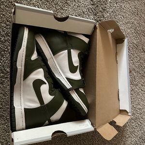 Nike high top dunks good condition barley worn size 8 women’s size 6.5 men’s